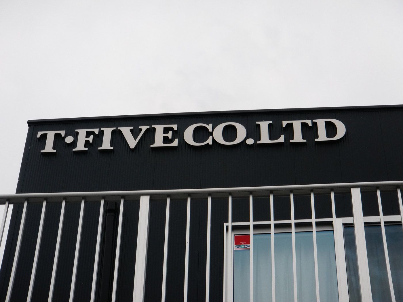 社屋外観・T-FIVEロゴ